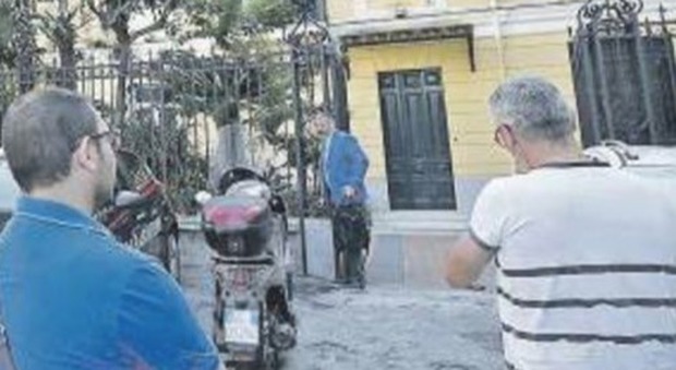Raid nel cuore di Napoli, donna delle pulizie minacciata e legata: «Io, prigioniera di due banditi»