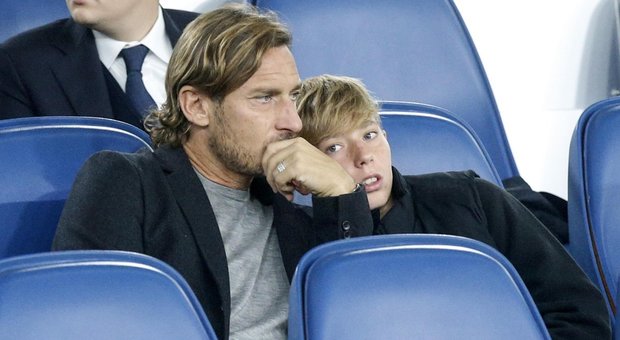Totti corregge il tiro: «Mica sono scemo che porto mio figlio alla Lazio»