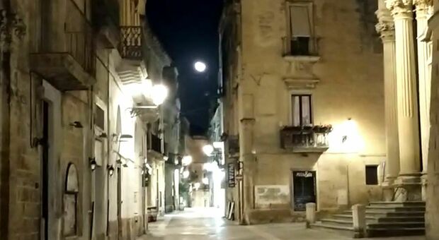 Lecce ore 22: strade vuote e silenzio dopo il coprifuoco