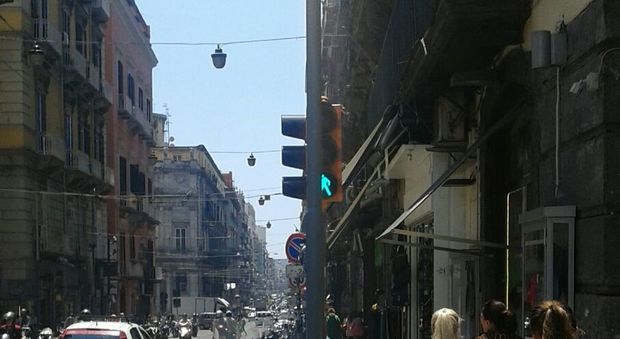 Napoli, è normale mettere un palo davanti ad un semaforo?