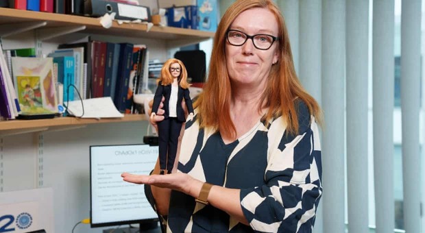 News nel mondo dei giocattoli: arriva una nuova barbie ispirata alla scienziata che ha co-creato il vaccino Oxford/AstraZeneca