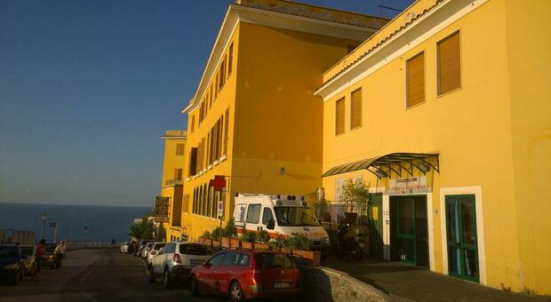 Amalfi, turista cade a mare per un selfie: trasferita in ospedale