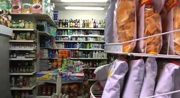 Roma, rapina con le spranghe al minimarket: titolare in fin di vita