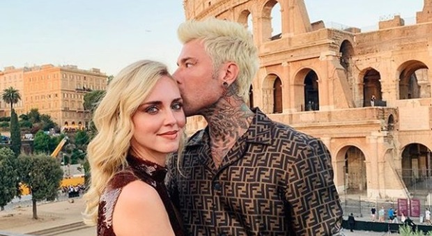 Chiara Ferragni e Fedez, foto romantica al Colosseo. Ma i fan notano qualcosa di strano: «Come hai fatto?»