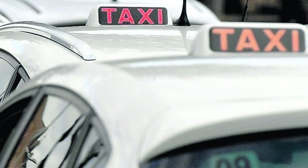 Controlli trasporto pubblico abusivo a Napoli: segnalati sette taxi e ritirata una licenza
