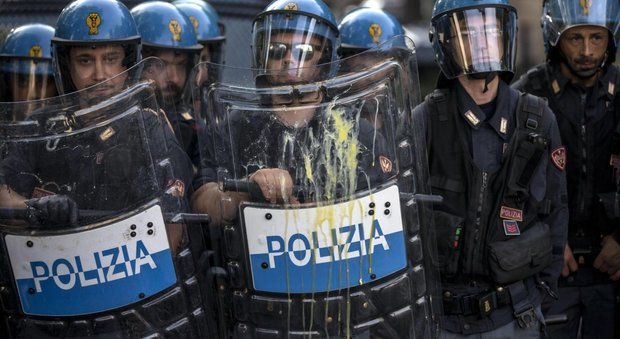 Polizia in tenuta anti-sommossa durante un corteo a Roma (foto Ansa)