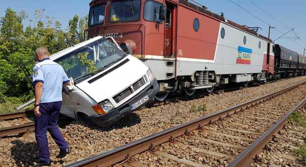 Scontro furgone-treno merci in Romania, muore un 55enne italiano