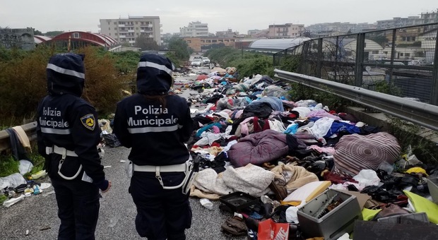 Rifiuti sversati, strada chiusa a Napoli: 5mila euro di multa a un'officina