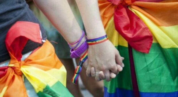 Napoli, Arcigay: «Ancora omofobia, ad Arzano schiaffi a due ragazze per un bacio»