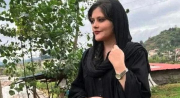 Iran, prima condanna a morte dopo le proteste per la morte Mahsa