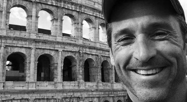 Patrick Dempsey, vacanze romane per il dottor "stranamore": selfie al Colosseo
