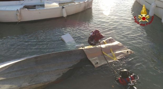 Imbarcazione affonda al porto Recuperata grazie ai sommozzatori