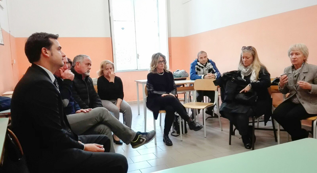 Il parlamentare Cinque Stelle Carlo Sibilia con i genitori e i docenti del Mancini