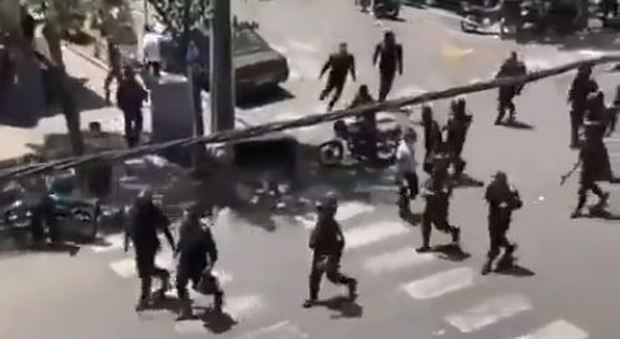 Iran, polizia carica manifestanti contro carovita in Grand Bazar di Teheran