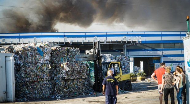 Incendio in deposito ecoballe nel Napoletano. Di Maio: «Ennesimo rogo tossico, basta scuse»