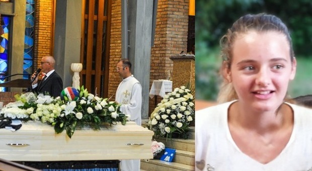 Venezia, l'ultimo addio a Cecilia morta nell'incidente in Laguna: «Ricordiamo il tuo sorriso»