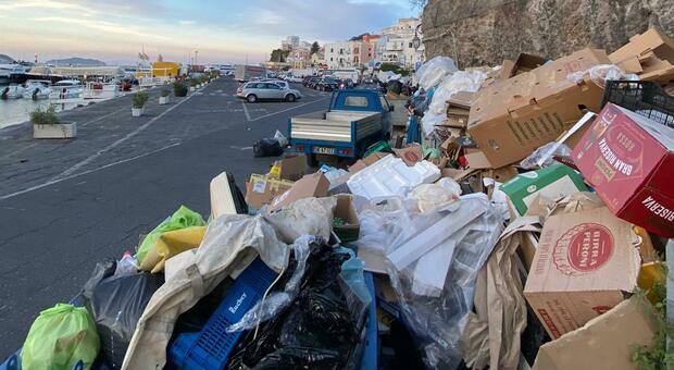 Ponza, primo fine settimana con i turisti: ad accoglierli cumuli di rifiuti