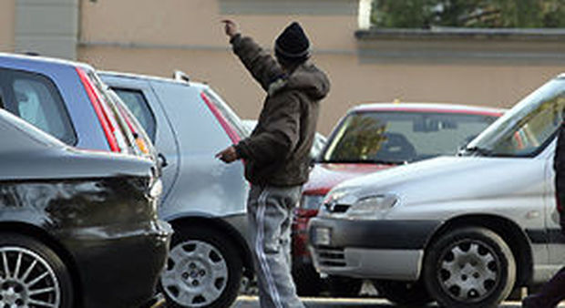 Napoli, l'ultima frontiera dei parcheggiatori abusivi: basta un Whatsapp