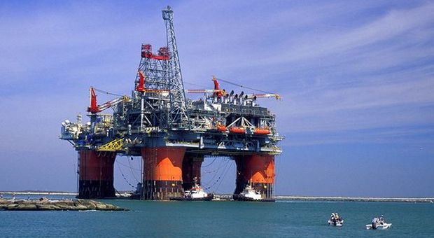 Tensione nel Golfo Persico, sabotate due petroliere saudite: impennata del greggio