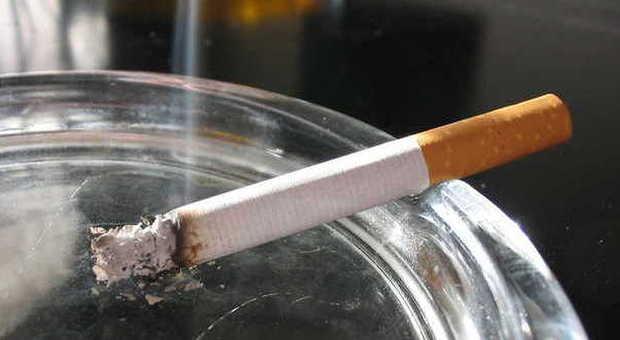 Cala il prezzo delle sigarette, è la prima volta da dodici anni. L'inflazione frena a marzo