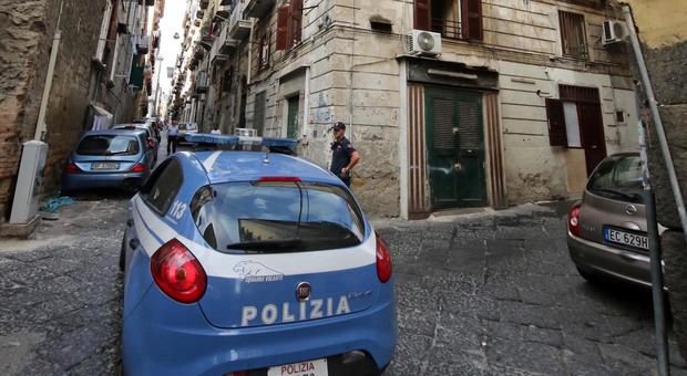 Napoli, droga in casa e munizioni: blitz con arresto tra Materdei e Sanità