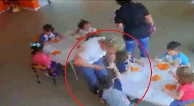 Bimbi maltrattati in un asilo nido a Milano, arrestata maestra. «Grida, insulti, minacce e violenze fisiche»