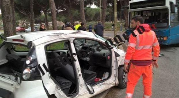 Roma, schianto tra bus e auto: 4 feriti, gravissimo un 17enne