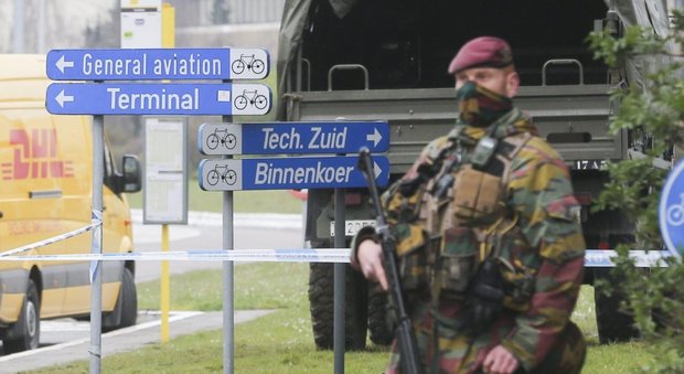 Bruxelles, la polizia: «Spie Isis infiltrate nello staff dell'aeroporto di Zaventem»