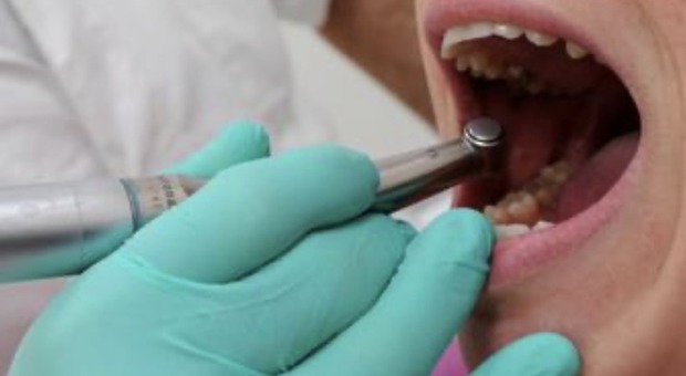 Giovane scopre di avere un dente nel naso dopo venti anni