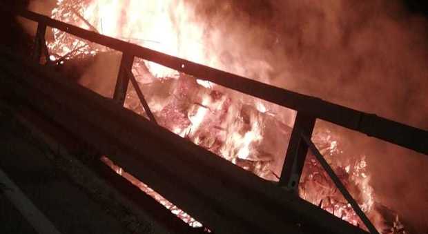 L’Aquila, fiamme in deposito di legna al Cermone: a fuoco anche un trattore