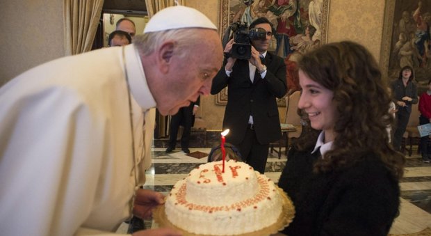 Il Papa si scopre superstizioso: «Non fatemi gli auguri di compleanno in anticipo, porta jella»