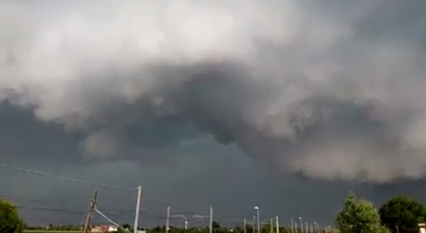 Il fenomeno dello Shelf Cloud a Villafranca Padovana (dalla pagina Bassa Pianura Padana Photo e Meteo)