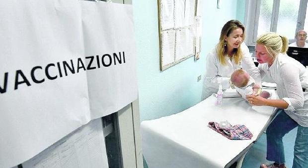 Vaccini, in Lombardia la Regione sospende la proroga di 40 giorni
