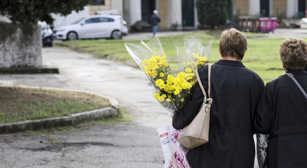 Stop ai fiori freschi nei cimiteri, dal Consiglio regionale appello ai Comuni: «Ventimila lavoratori a rischio»