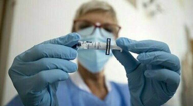 Napoli, 18 medici e operatori Asl pentiti: si vaccinano e tornano in servizio