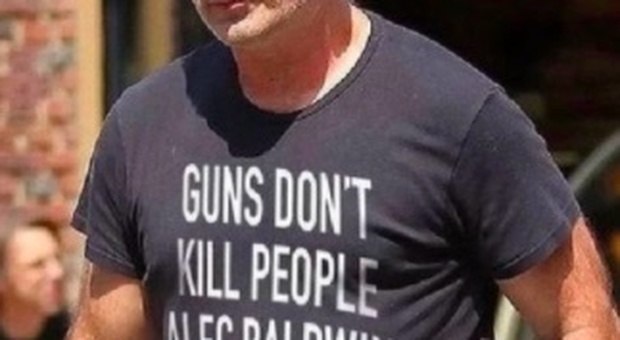 Donald Trump, il figlio mette in vendita t-shirt choc: «Le armi non uccidono, Baldwin uccide»