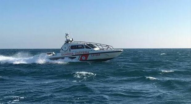 La barca si incaglia nei pressi della scogliera: la Guardia Costiera salva una famiglia svizzera in vacanza