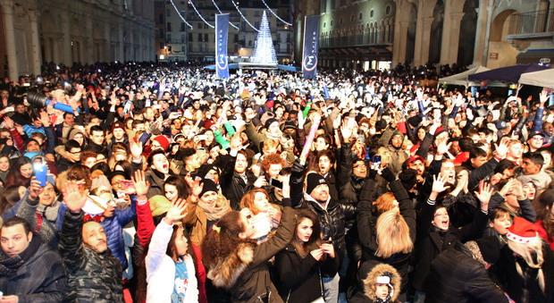 Un mare di folla in piazza dei Signori: benvenuto 2017