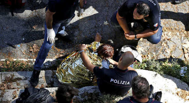 Roma, donna si getta nel Tevere, poliziotti si tuffano e le salvano la vita
