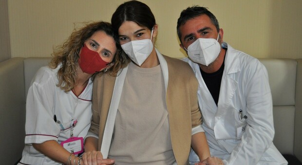 Ilaria Spada con il dott. Luca Cipriano e l'ostetrica Lilli Baldacchino