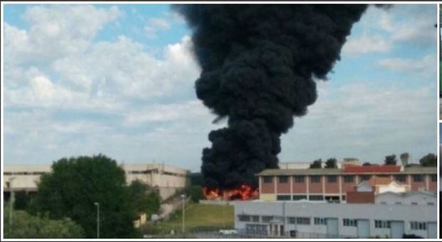 Roma, a fuoco deposito di rifiuti industriali: enorme nube nera FOTO VIDEO