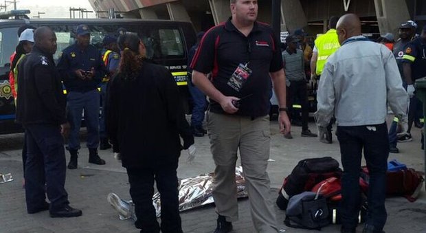 Tragedia allo stadio durante il derby di Soweto, due morti nella calca