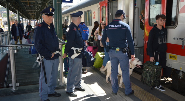 Ancona, tenta di fuggire dopo un furto in appartamento: arrestato sul treno