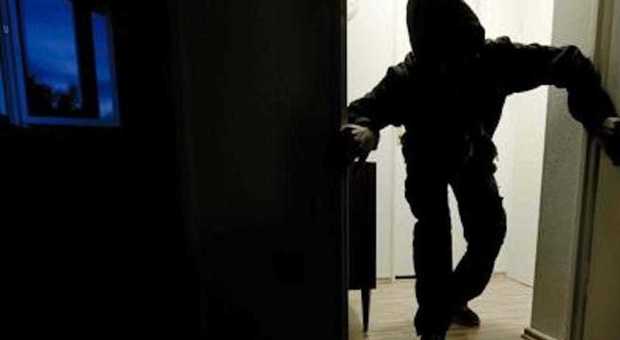 Ladri di appartamento arrestati nel Napoletano: hanno 14 e 18 anni