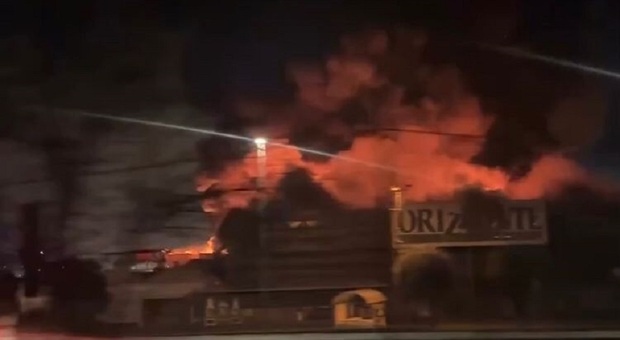 Incendio a Castel Romano, in fiamme lo store "Orizzonte". Fiamme alte fino a 10 metri