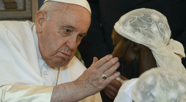 Papa Francesco ha perso di nuovo le staffe con una donna, stavolta la signora aveva convertito due persone: «Non si fa proselitismo»