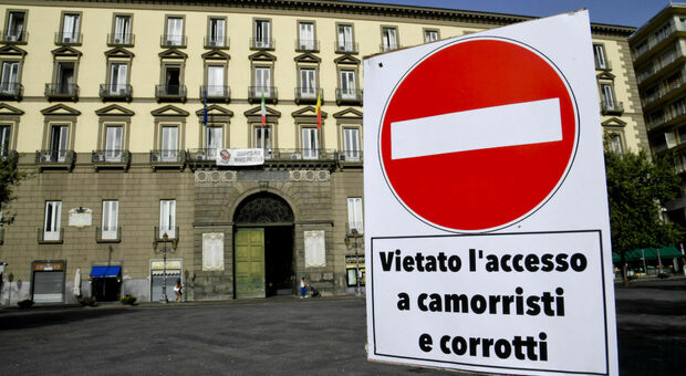 La protesta a Palazzo San Giacomo