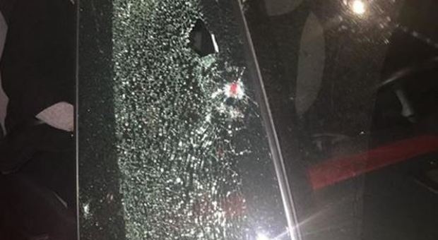 «Sassi contro la mia auto, hanno distrutto i vetri», allarme Muro Torto lanciato su Facebook