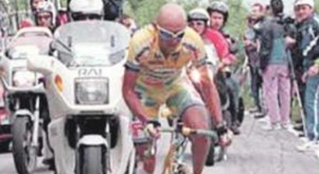 LA LEGGENDA Marco Pantani nel 1998 quando sbaragliò gli avversari nella scalata da Aviano al Piancavallo