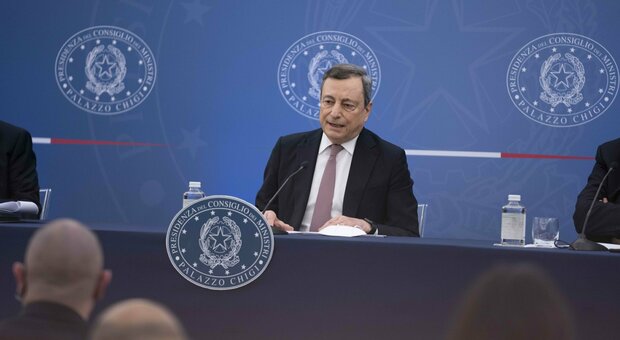 Ucraina, Draghi: «Inaccettabile violazione della sovranità, per la Russia prepariamo già sanzioni»